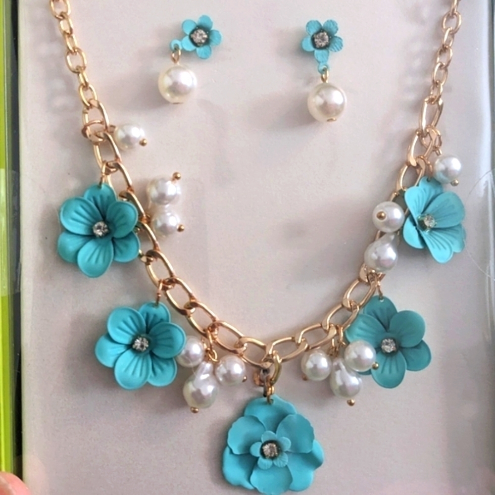 Daisy Fuentes Flower Necklace and Earring Box Set